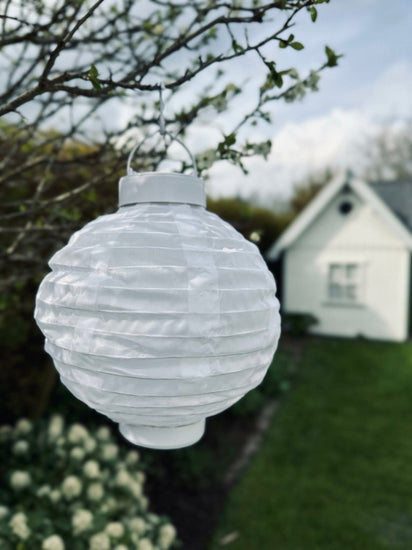 Lampe med solceller – White ball - VIAMAJA.DK