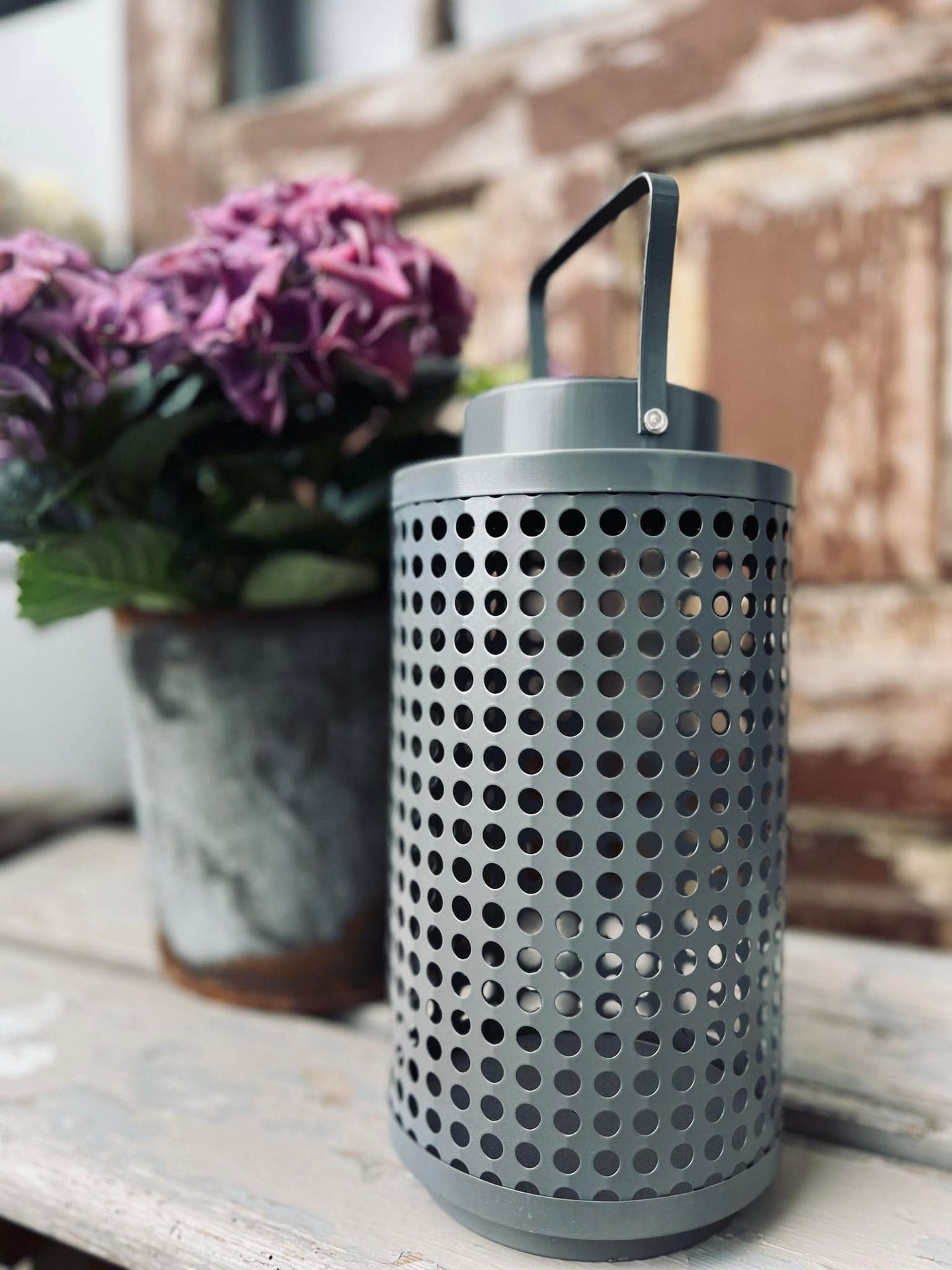 Lanterne med solceller - Grå metal mønster - VIAMAJA.DK