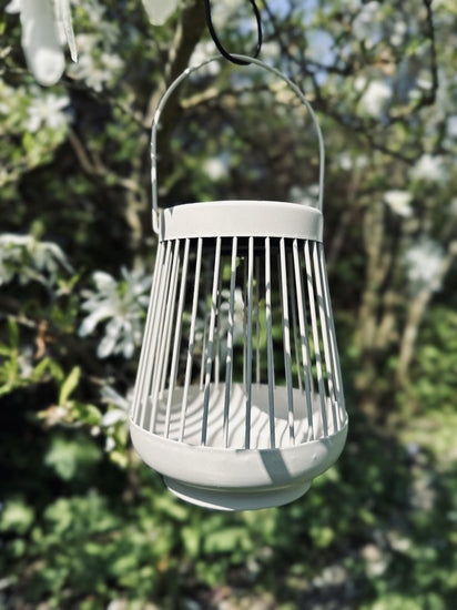 Lanterne med solceller - Hvid metal - VIAMAJA.DK