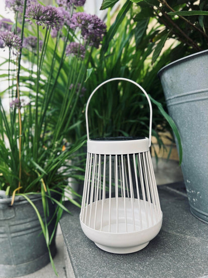 Lanterne med solceller - Hvid metal - VIAMAJA.DK