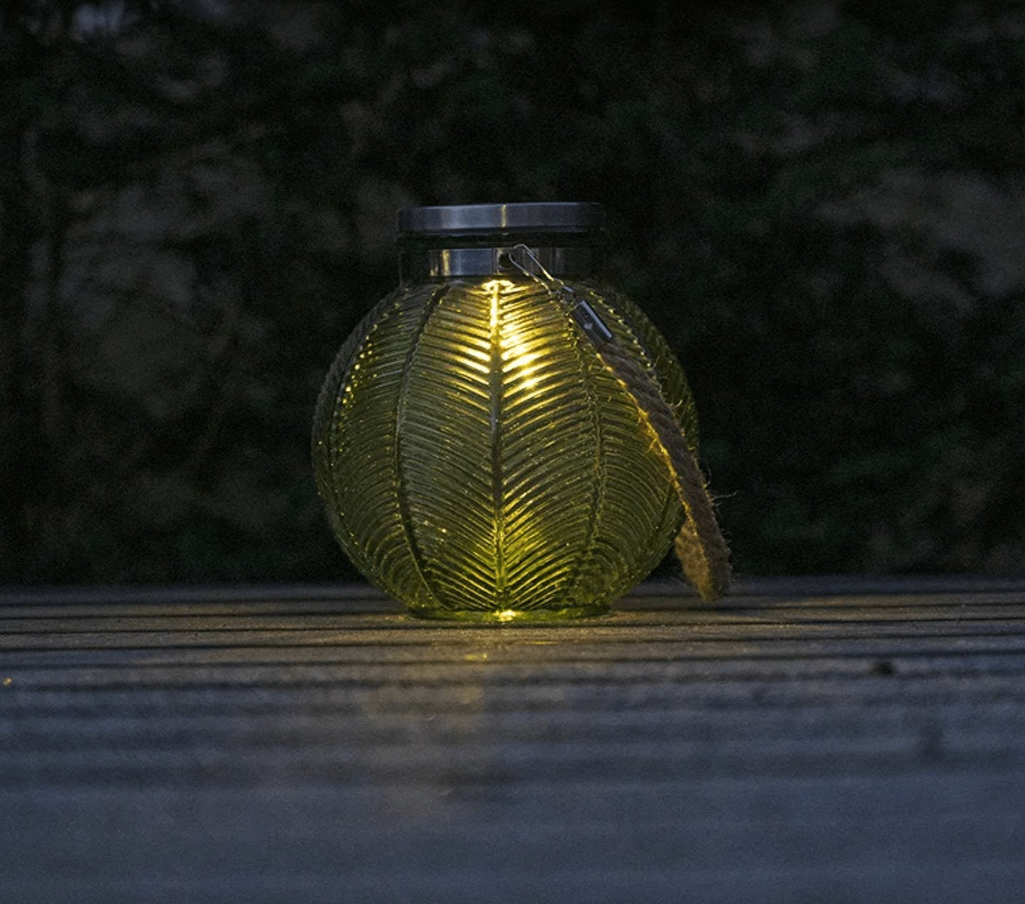 Lanterne med solceller i grøn glas - VIAMAJA.DK
