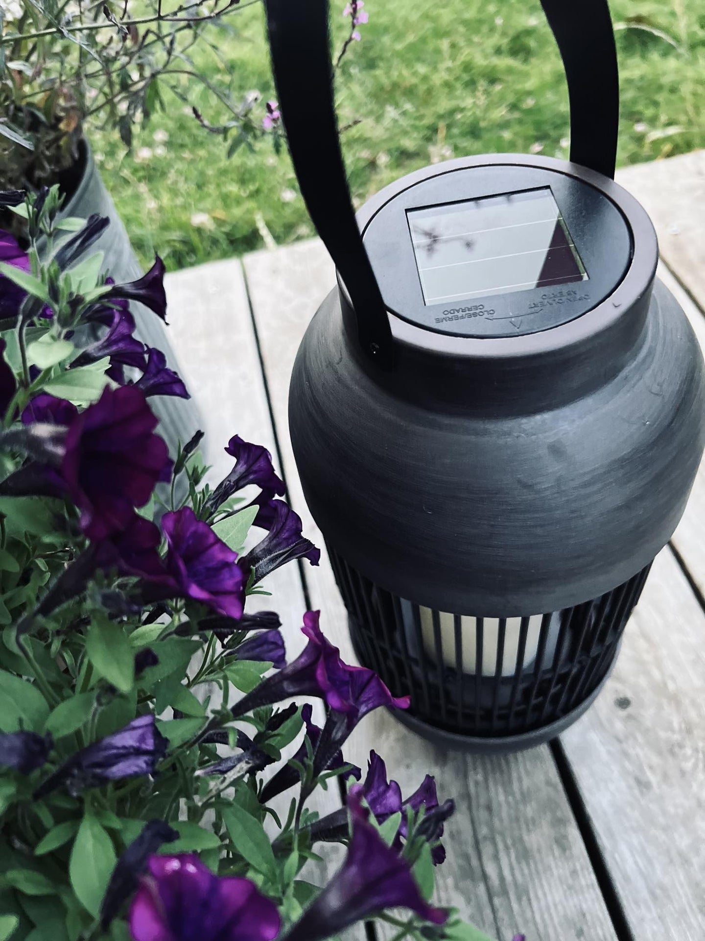 Lanterne med solceller Rattan Høj – Grå - VIAMAJA.DK