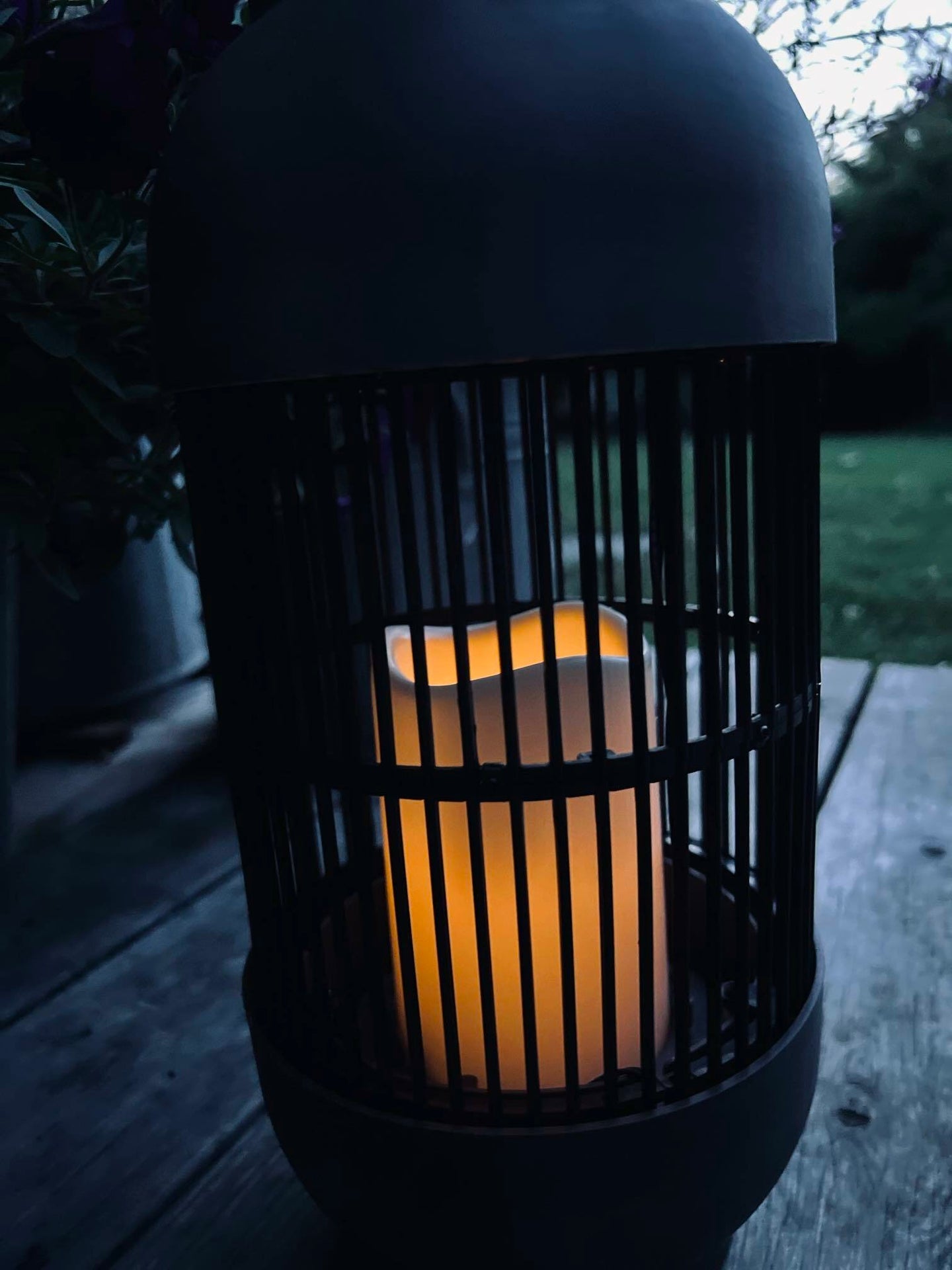 Lanterne med solceller Rattan Høj – Grå - VIAMAJA.DK