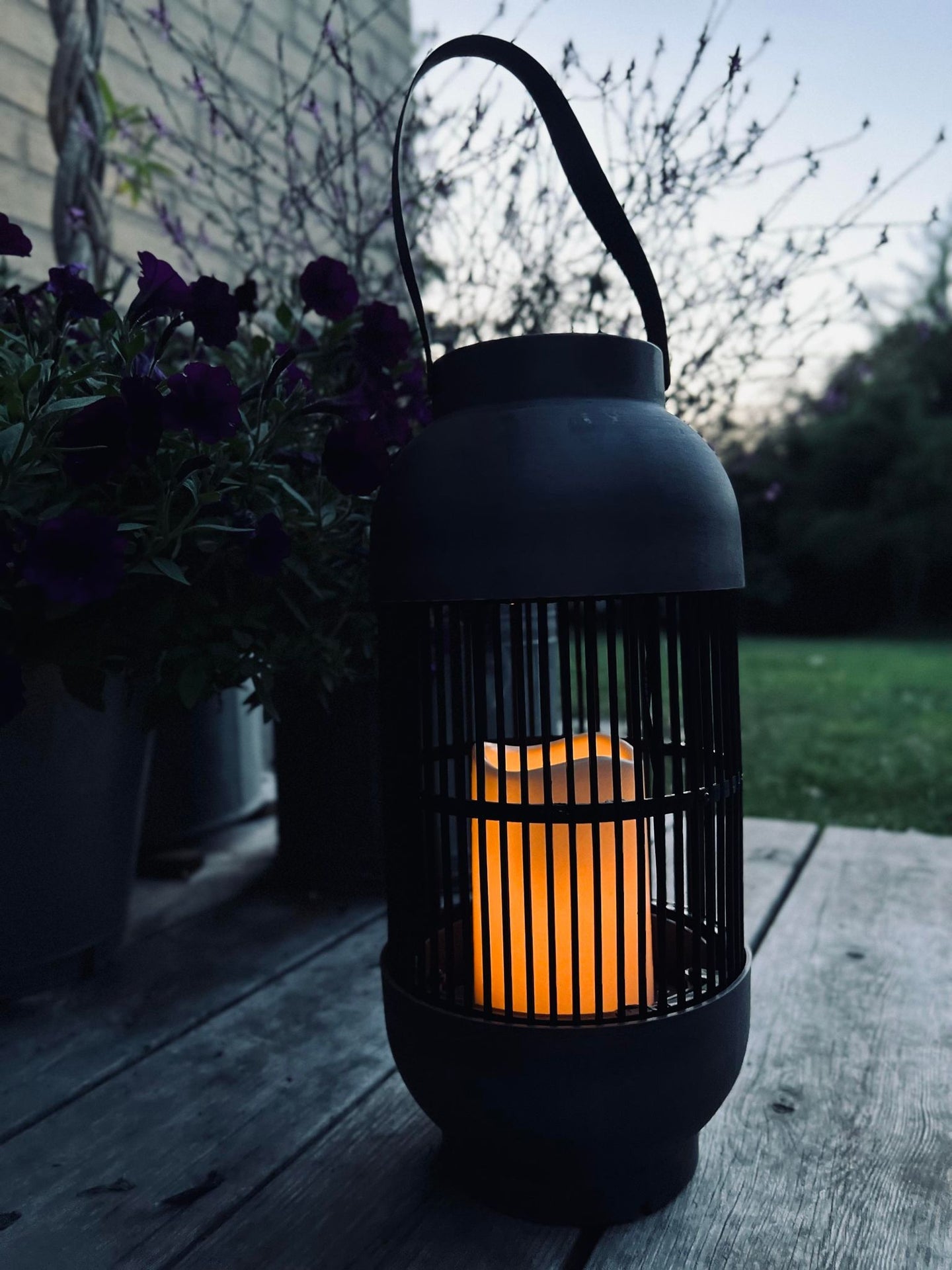 Lanterne med solceller Rattan Høj – Grå - VIAMAJA.DK