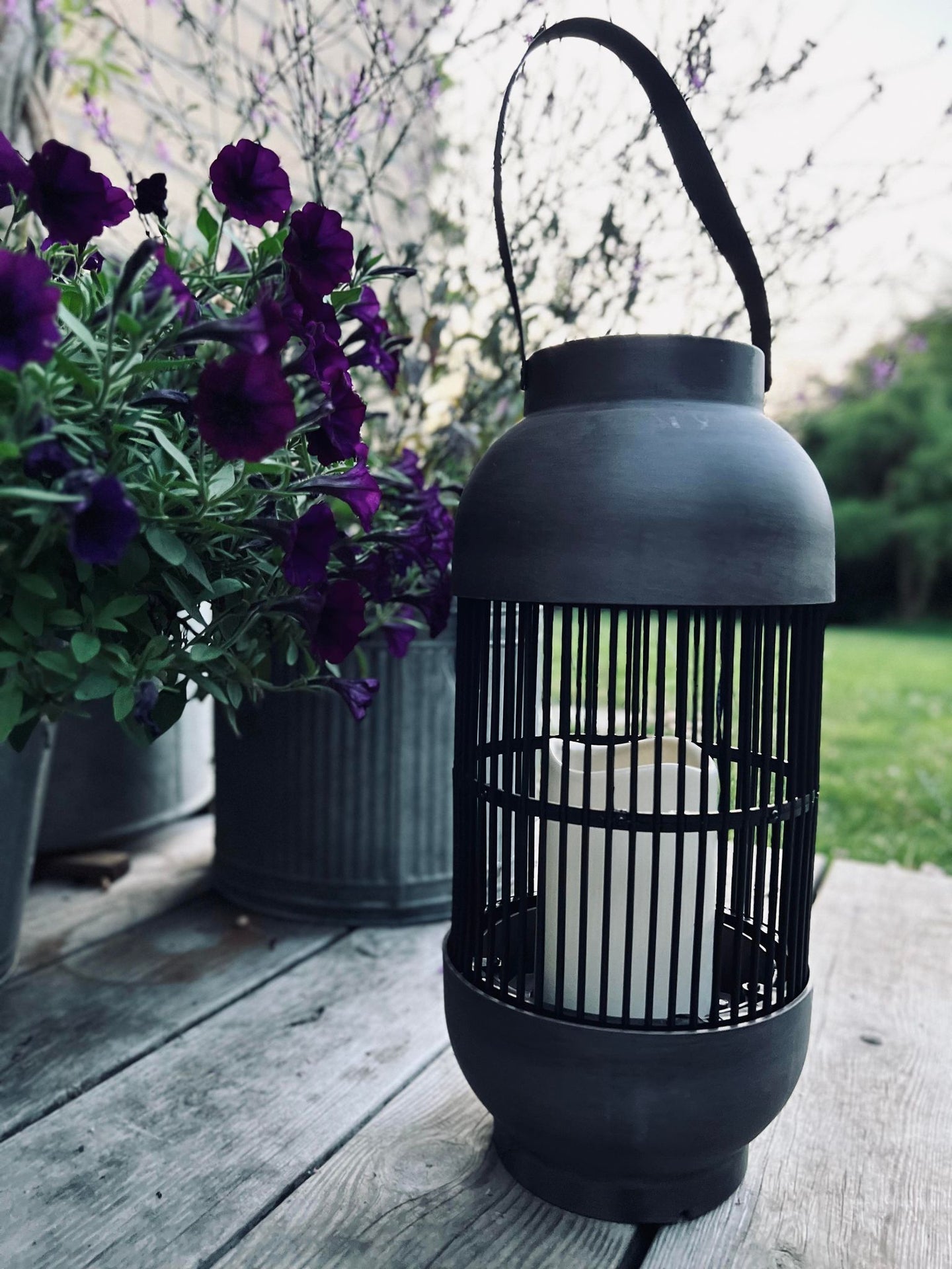 Lanterne med solceller Rattan Høj – Grå - VIAMAJA.DK