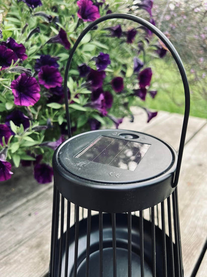 Lanterne med solceller - Sort metal - VIAMAJA.DK