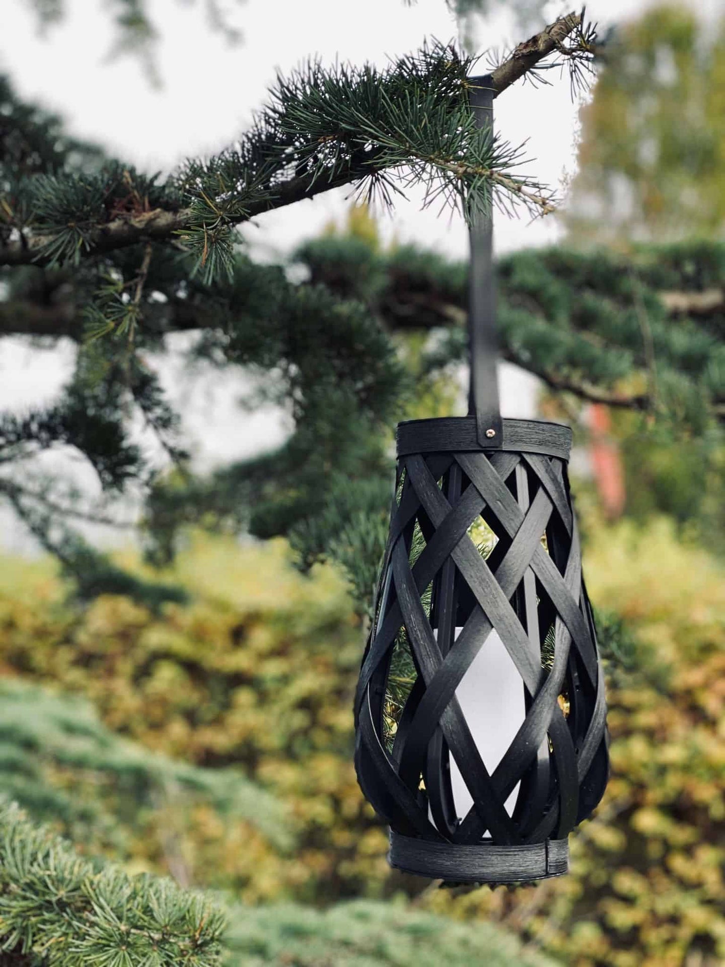Lanterne med solceller - Sort Rattan - VIAMAJA.DK