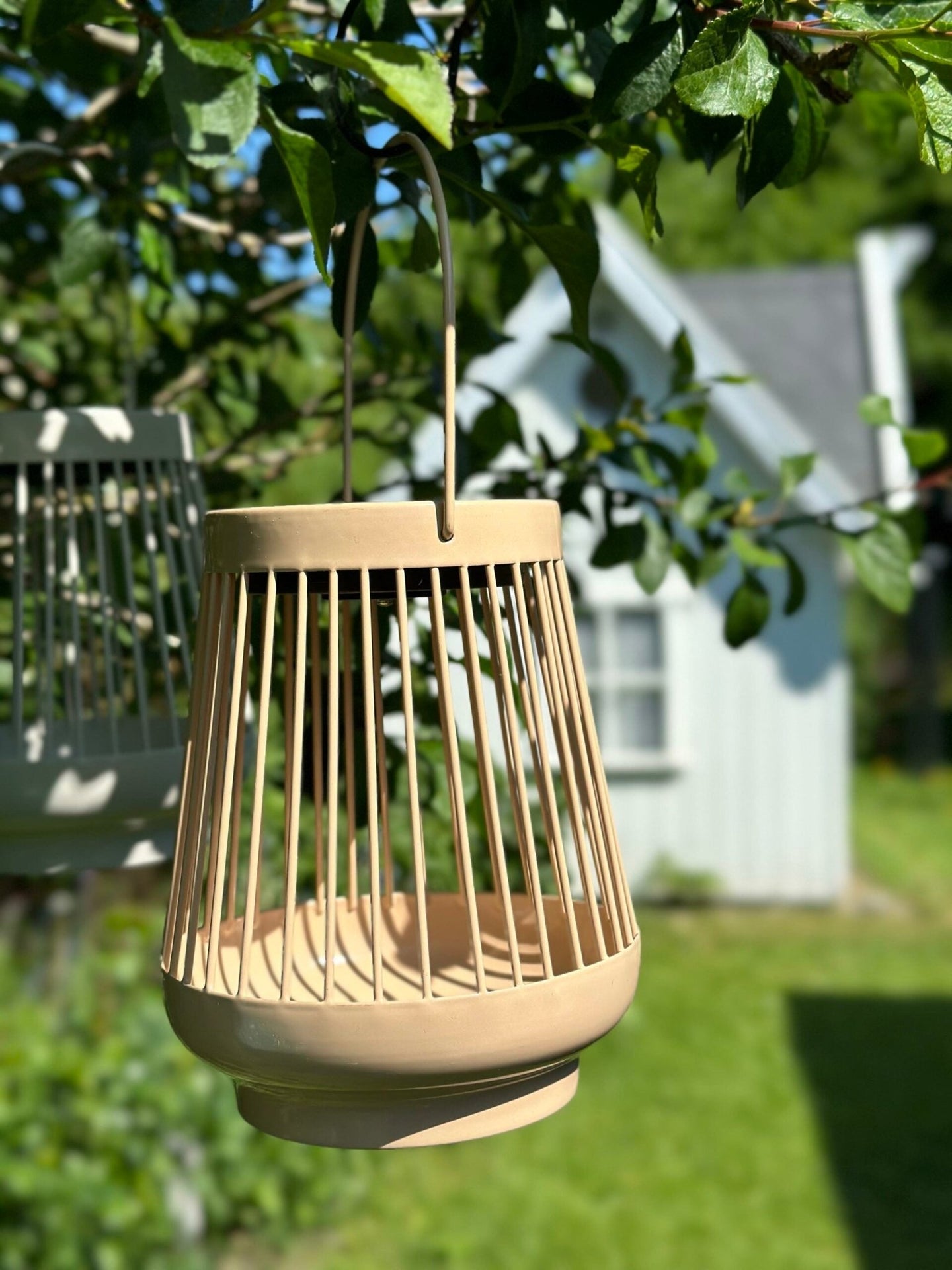 Lanterne ZANDA med solceller – Lys gylden - VIAMAJA.DK