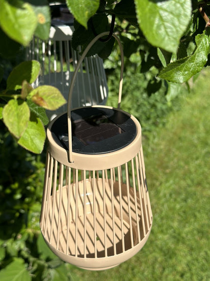 Lanterne ZANDA med solceller – Lys gylden - VIAMAJA.DK