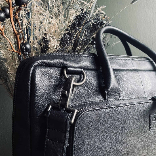 Laptop taske i sort skind med ekstra gode lommer - VIAMAJA.DK