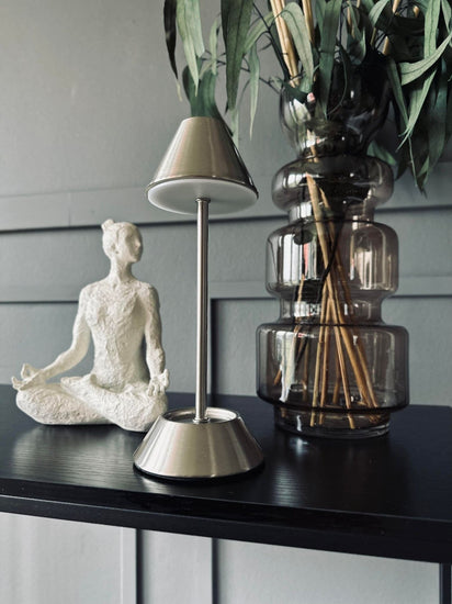 LED bordlampe Silver - genopladelig - VIAMAJA.DK