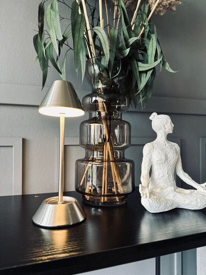 LED bordlampe Silver - genopladelig - VIAMAJA.DK