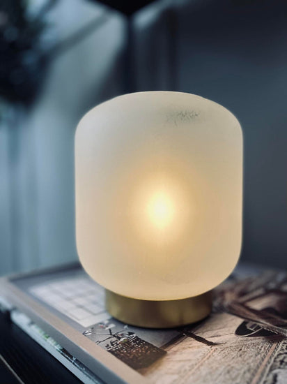 LED Lampe i mat glas med guld - 2. Sortering - VIAMAJA.DK