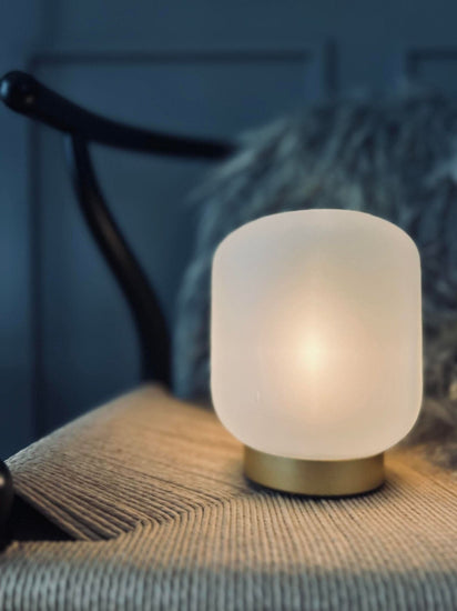 LED Lampe i mat glas med guld - 2. Sortering - VIAMAJA.DK