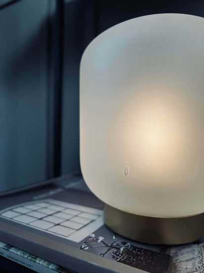 LED Lampe i mat glas med guld - 2. Sortering - VIAMAJA.DK