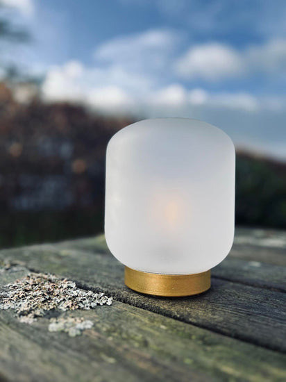 LED Lampe i mat glas med guld - 2. Sortering - VIAMAJA.DK