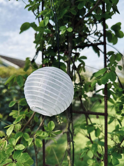 Led solcelle lyskæde, 10 hvide kugler - VIAMAJA.DK