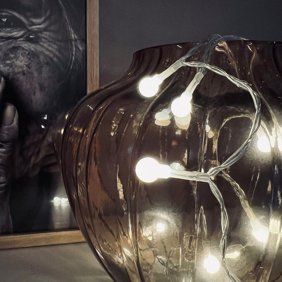 Lyskæde med 10 hvide LED dots - batteriboks - VIAMAJA