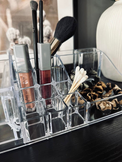 Makeup organiser - Akryl 16 rum + 2 skuffer - VIAMAJA.DK