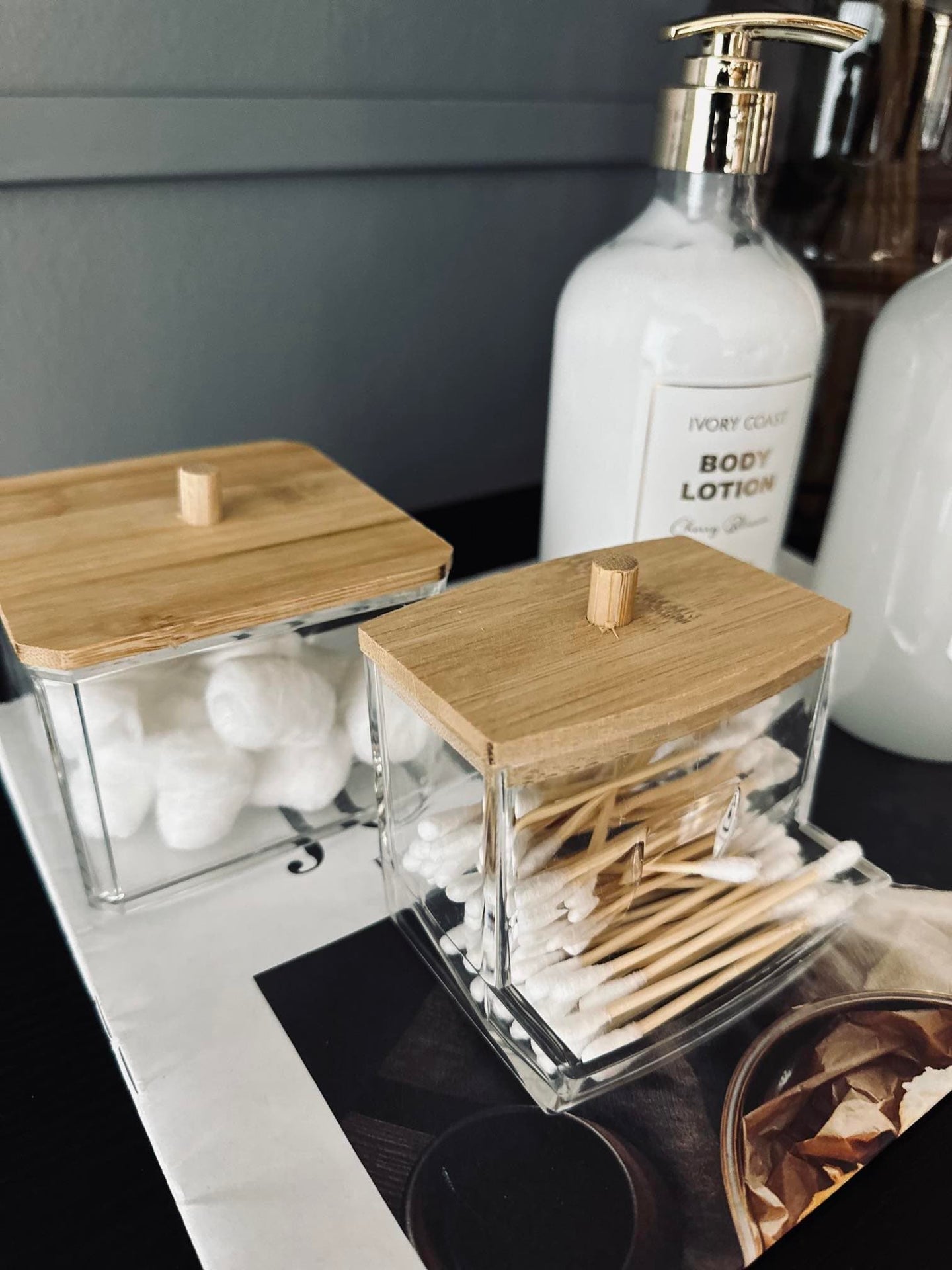 Makeup organizer i akryl og bambus - VIAMAJA.DK