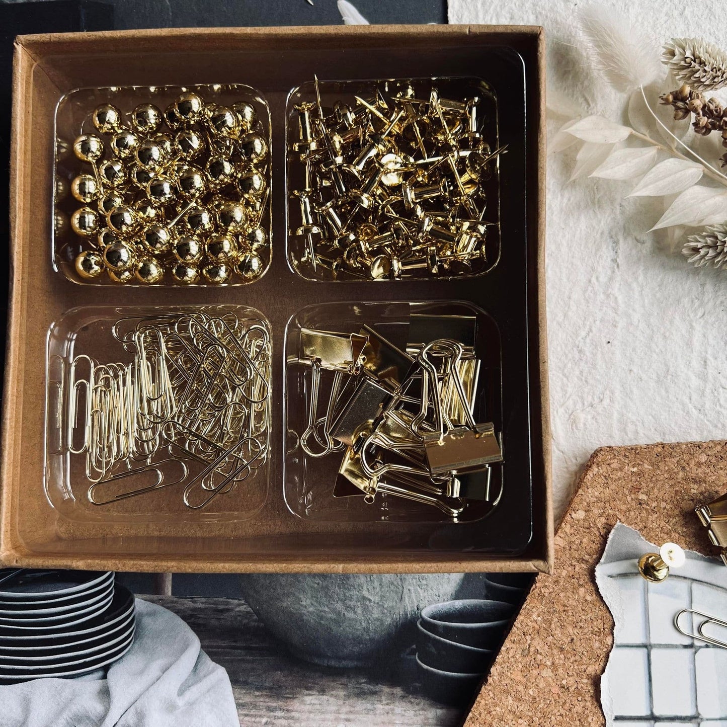 Mix kasse med tegneskifter, clips mm - Guld - VIAMAJA.DK