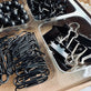 Mix kasse med tegneskifter, clips mm - Sort - VIAMAJA.DK