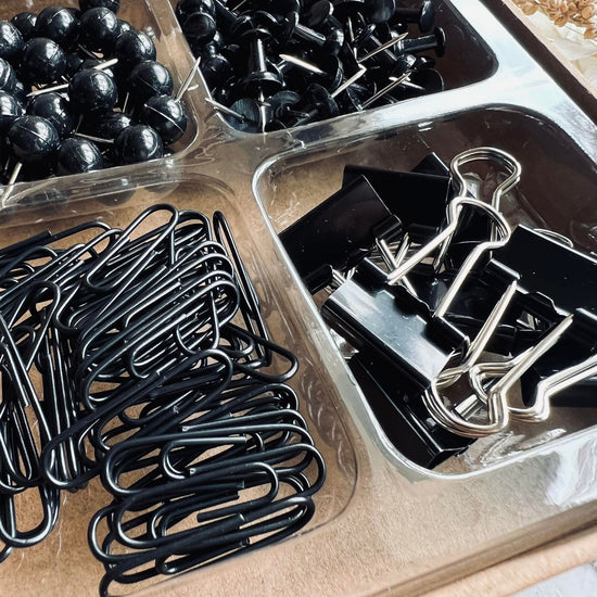 Mix kasse med tegneskifter, clips mm - Sort - VIAMAJA.DK
