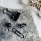 Mix kasse med tegneskifter, clips mm - Sort - VIAMAJA.DK