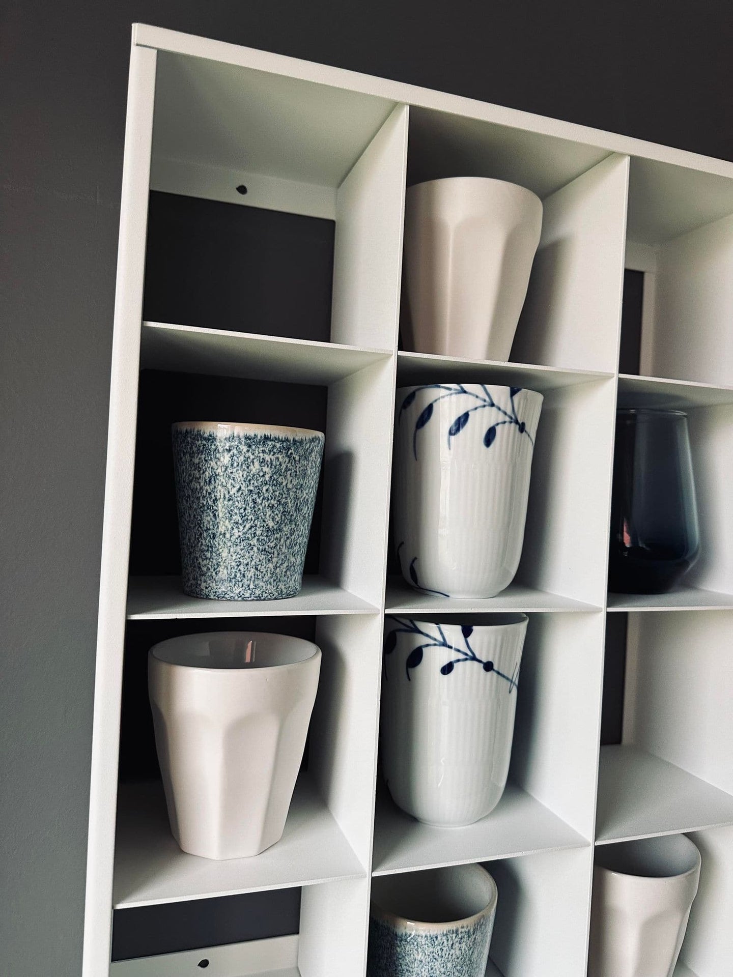 Mugshelf m. 12 rum – White - VIAMAJA.DK