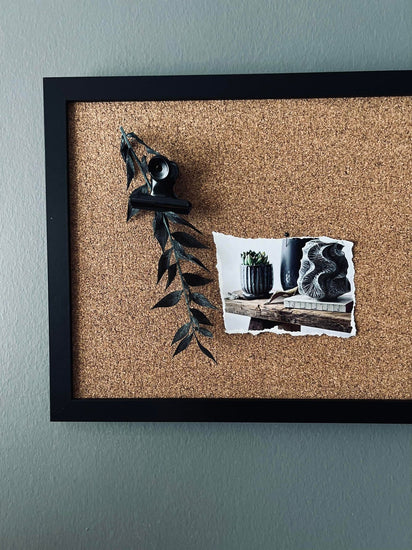 Opslagstavle kork med sort kraftig ramme - 30x40cm - VIAMAJA.DK