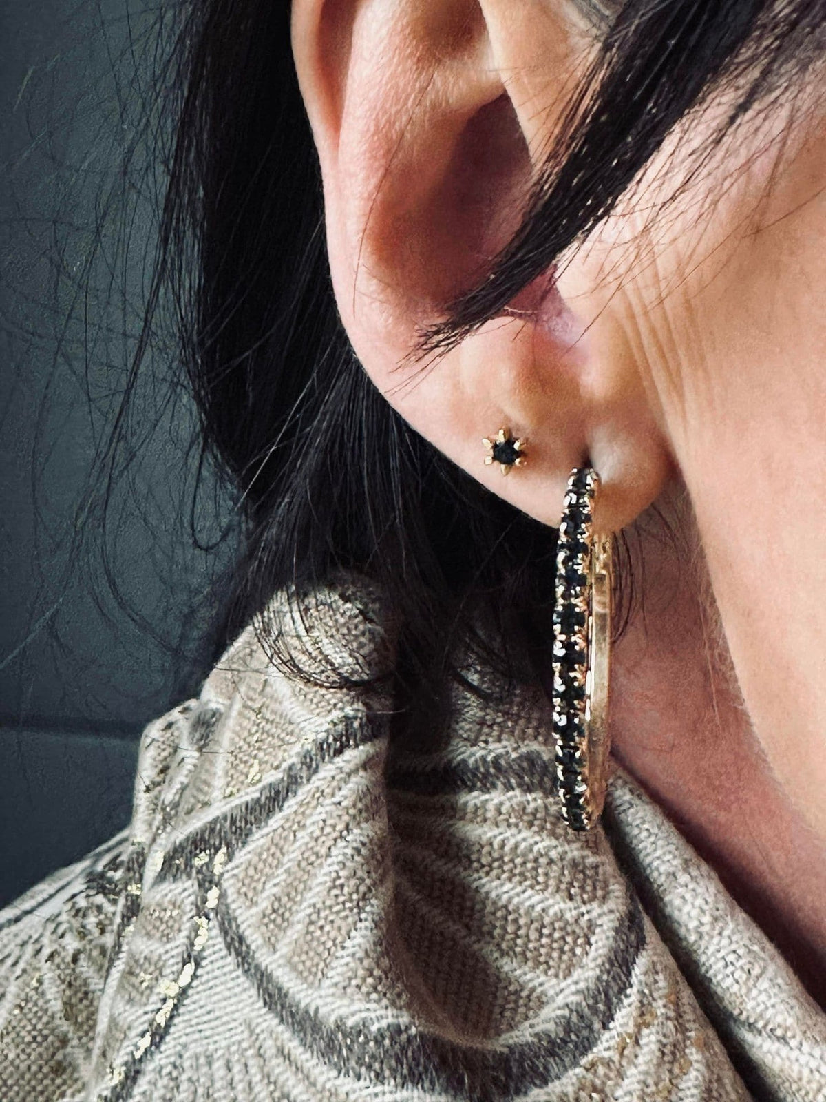Øreringe Smilla Hoops 18K forgyldt - Black - VIAMAJA.DK