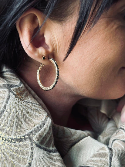 Øreringe Smilla Hoops 18K forgyldt - Black - VIAMAJA.DK