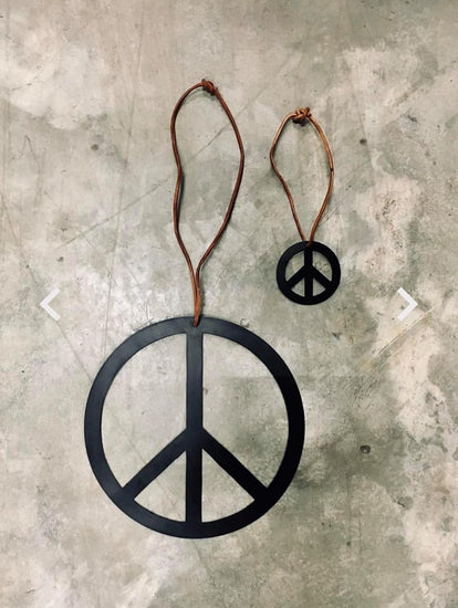 Peace tegn i lædersnor - small - VIAMAJA