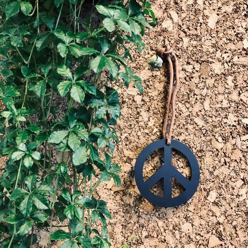 Peace tegn i lædersnor - small - VIAMAJA