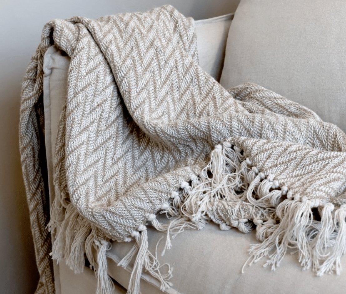 Plaid af overskudsgarn – Latte / Natur - VIAMAJA.DK