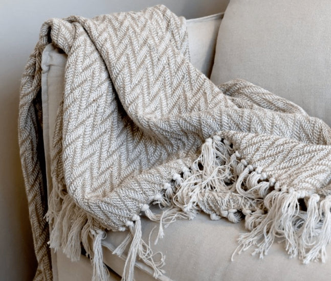 Plaid af overskudsgarn – Latte / Natur - VIAMAJA.DK