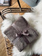 Plaid i fleece kingsize – Taupe 180×230 - VIAMAJA.DK