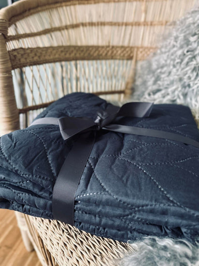 Plaid / sengetæppe – Quilt Navy 200x220cm - VIAMAJA.DK