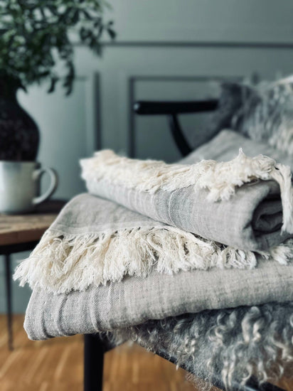 Plaid vævet med kork – Nature grey mix - VIAMAJA.DK
