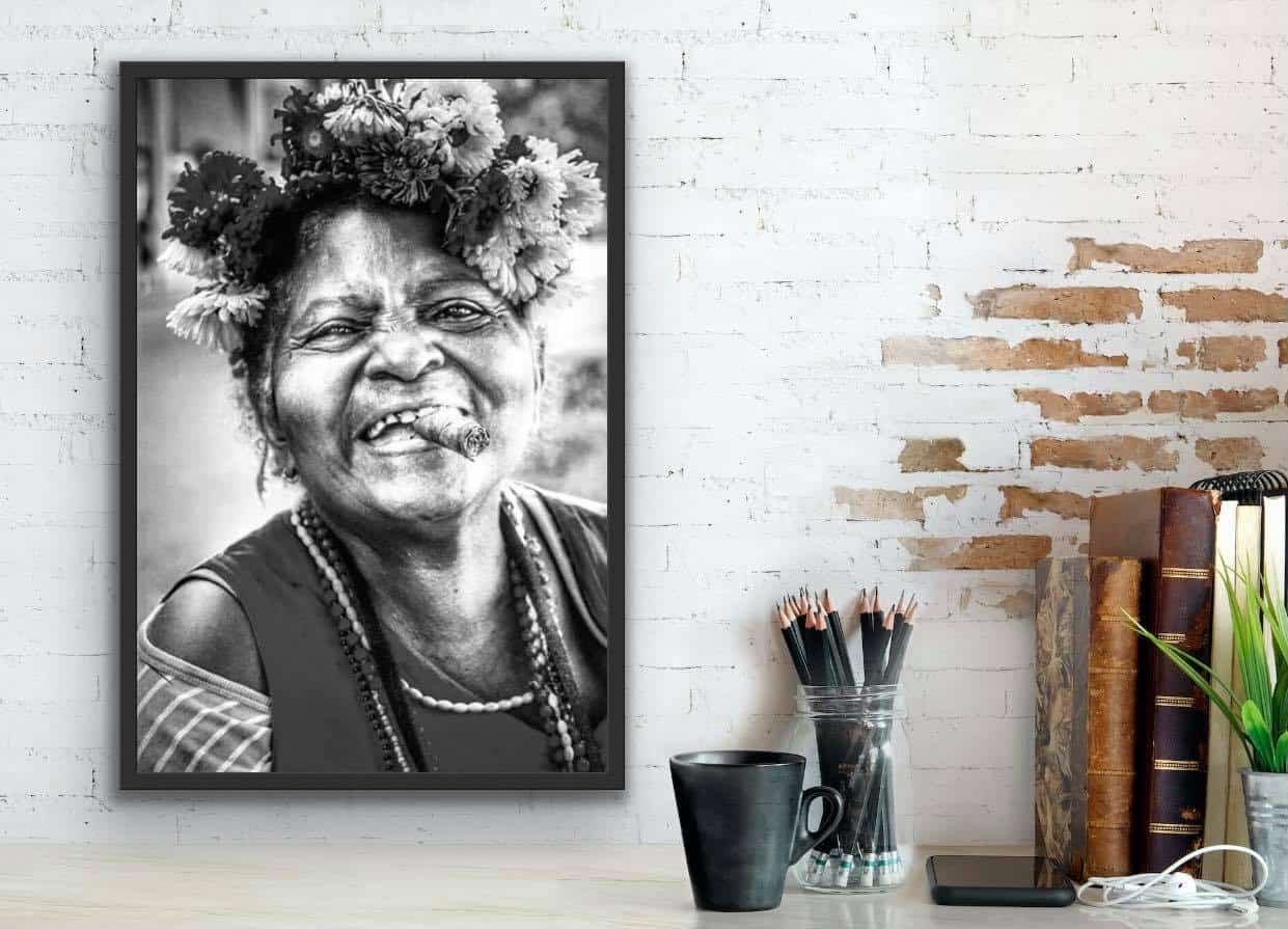 Plakat Cubaner med blomster i håret - Sort / Hvid 50x70 - VIAMAJA.DK