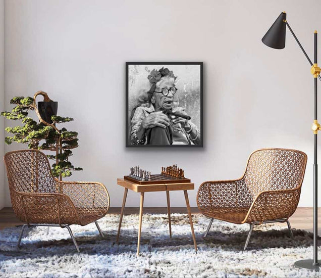 Plakat - Cubansk kvinde med cigar - Sort / Hvid 70x100 - VIAMAJA