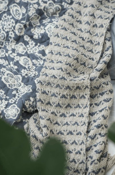 Quilt blå m/blomster - VIAMAJA.DK