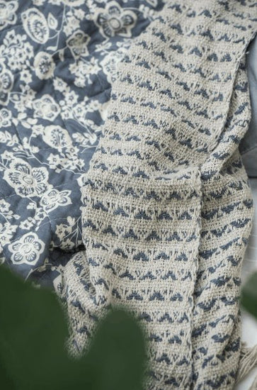 Quilt blå m/blomster - VIAMAJA.DK