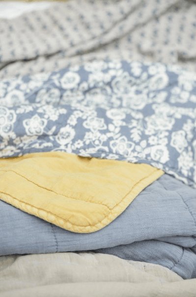 Quilt blå m/blomster - VIAMAJA.DK