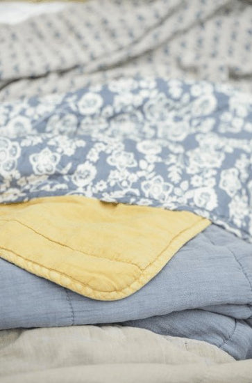 Quilt blå m/blomster - VIAMAJA.DK