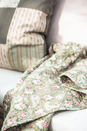 Quilt grøn m/faded rose paisley - VIAMAJA.DK