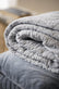 Quilt hvide og mørkegrå striber - VIAMAJA.DK