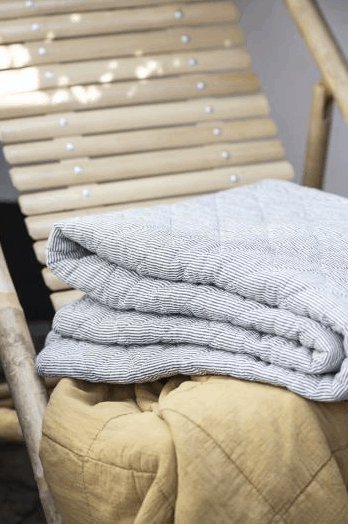 Quilt hvide og mørkegrå striber - VIAMAJA.DK