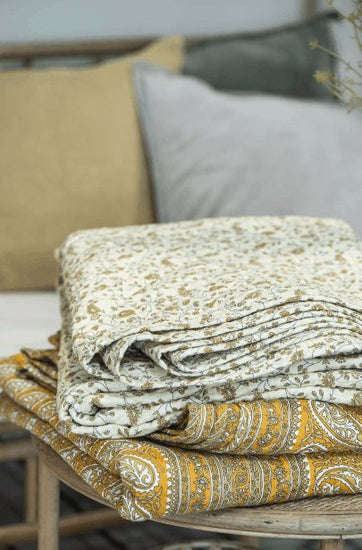 Quilt lysegul base m/gult bladmønster - VIAMAJA.DK