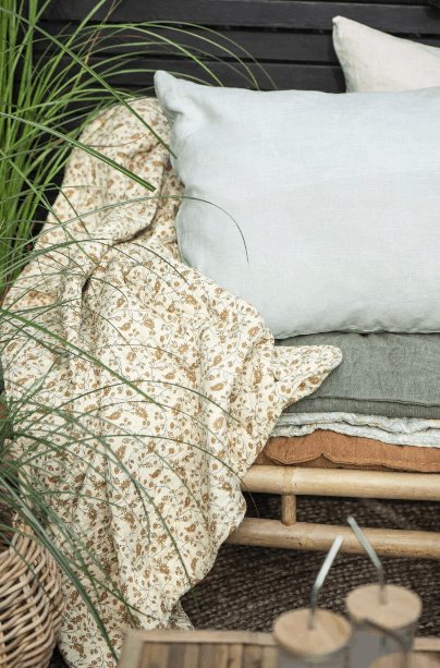 Quilt lysegul base m/gult bladmønster - VIAMAJA.DK